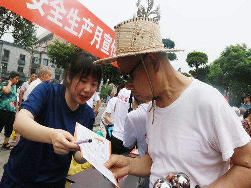 納溪大隊(duì)借力 安全生產(chǎn)月 集中咨詢?nèi)栈顒?dòng)開(kāi)展消防安全宣傳